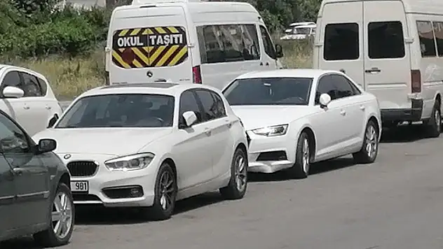 Otomobilin çarptığı motosiklet, sürüklenip başka bir otomobile çarptı
