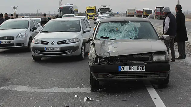 Otomobilin çarptığı sağlık görevlisi hayatını kaybetti