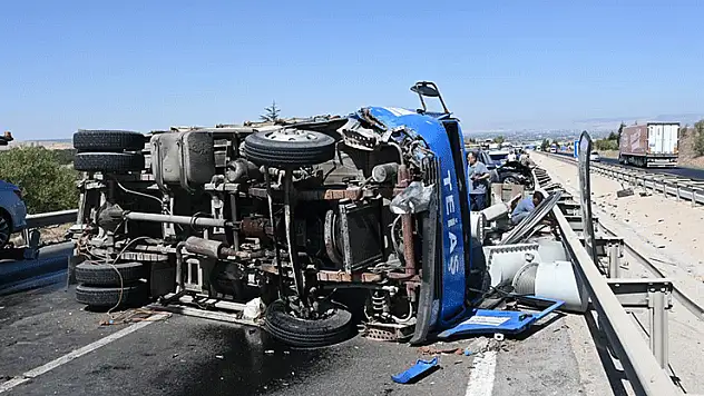Otomobilin çarptığı trafo yüklü kamyon devrildi: 2 yaralı