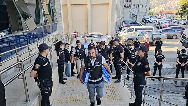 Otomobilin kundaklanmasının altından tefecilik örgütü çıktı

