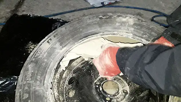 Otomobilin lastiklerinden uyuşturucu çıktı