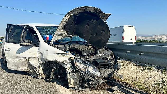 Otomobilin motosiklete çarptığı feci kazada 1 ölü, 1'i bebek 3 yaralı var