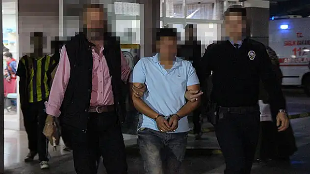 Otomobiline çarptılar diye araçtan inen genci bıçaklayarak öldürdüler 
