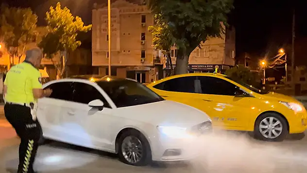 Otomobilini polislerin üzerine sürüp, patlak lastikle 8 kilometre kaçtı o anlar kamerada
