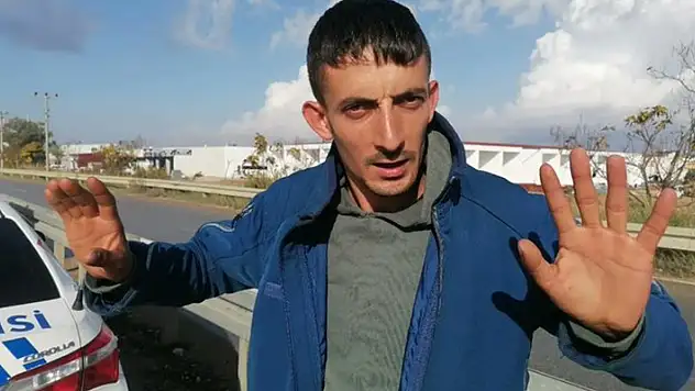 Otomobilinin camındaki filmle yakalandı! 15 yıldır ehliyetsiz olduğu ortaya çıktı
