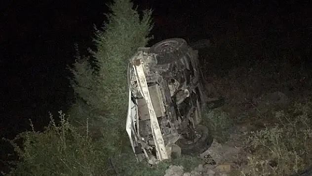 Otomobiliyle çam ağacına takıldı
