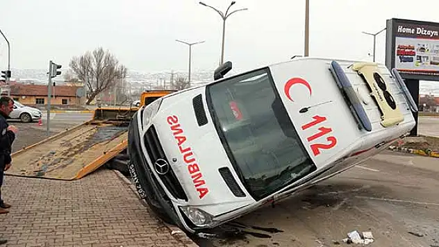 Otomobille ambulans çarpıştı: 5 yaralı