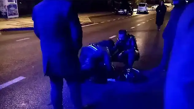 Otomobille çarparak yaraladığı yayanın yanında ağladı
