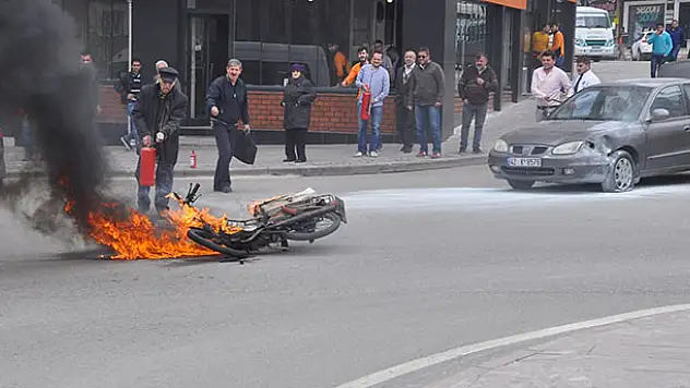 Otomobille çarpışan motosiklet alev alev yandı 