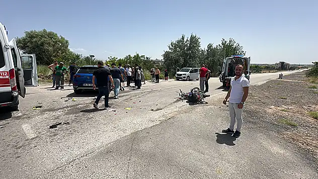 Otomobille çarpışan motosikletin sürücüsü öldü, eşi yaralandı 
