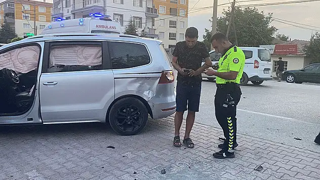 Otomobille çarpışan motosikletin sürücüsü ağır yaralandı