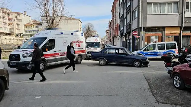 Otomobille çarpışan motosikletteki 2 kişi yaralandı sürücü arkadaşını bırakıp kaçtı
