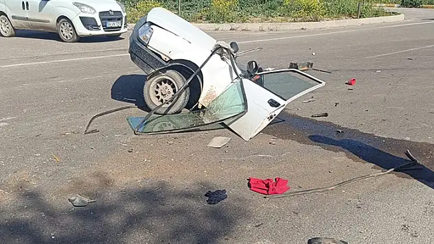 Otomobille çarpışan Tofaş ikiye bölündü: 1 yaralı
