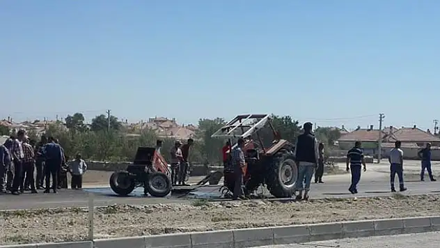 Otomobille çarpışan traktör ikiye bölündü