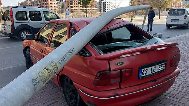 Otomobille çarptığı aydınlatma direği üzerine devrildi