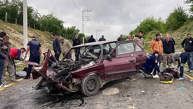 Otomobille hafif ticari araç kafa kafaya çarpıştı: 1 ölü, 3 yaralı

