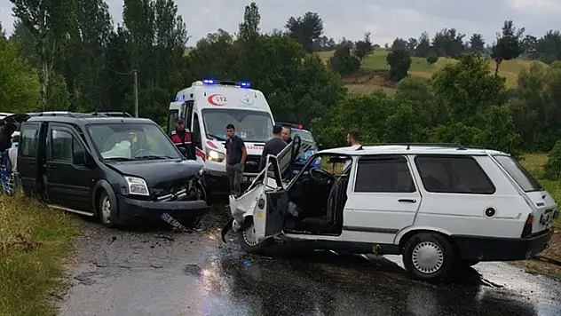 Otomobille hafif ticari araç kafa kafaya çarpıştı: 8 yaralı
