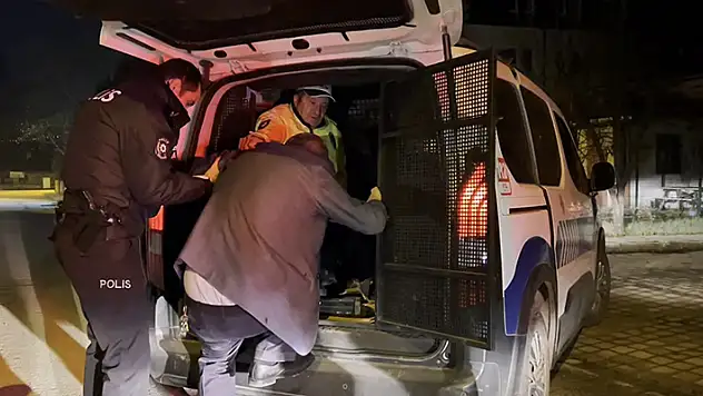 Otomobille kaldırıma çıkan alkollü sürücü kaza yerinde sızdı

