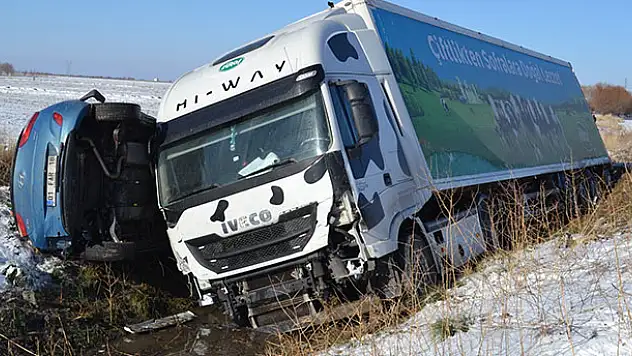 Otomobille tır çarpıştı: 1 polis ağır yaralı