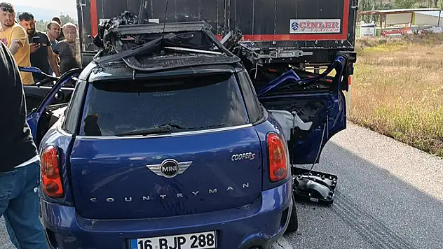 Otomobille tır çarpıştı avukat anne öldü, oğlu yaralandı
