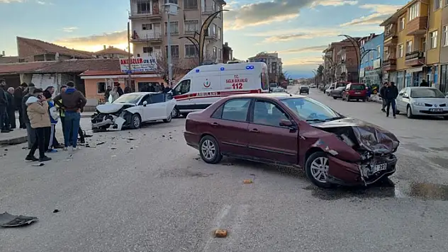 Otomobiller çarpıştı: 3 yaralı

