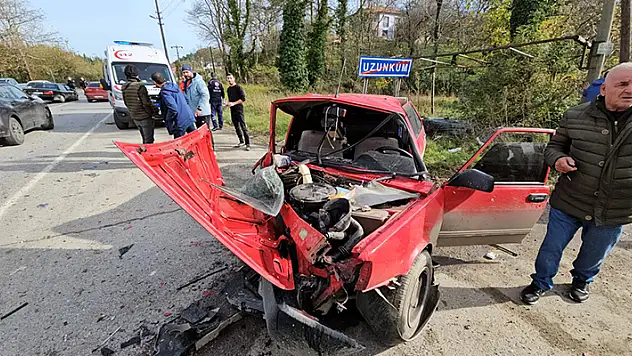 Otomobiller kafa kafaya çarpıştı: 1'i ağır, 3 yaralı

