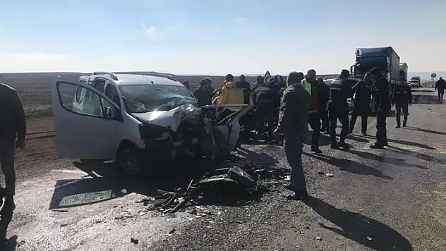 Otomobiller kafa kafaya çarpıştı: 1 ölü 1 ağır yaralı 