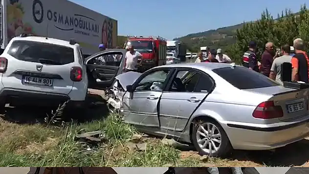 Otomobiller kafa kafaya çarpıştı: 2'si çocuk, 4 yaralı
