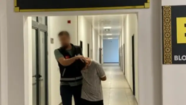 Otomobillerden hayalet ekran çalan hırsızlar yakalandı
