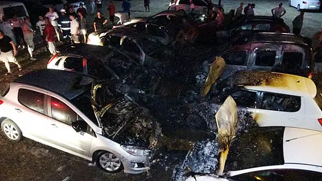 Otoparkta çıkan yangında 10 araç hurdaya döndü
