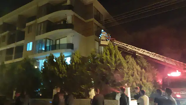 Otoparktaki otomobil yangını endişe yarattı, 52 dairelik bina tahliye edildi
