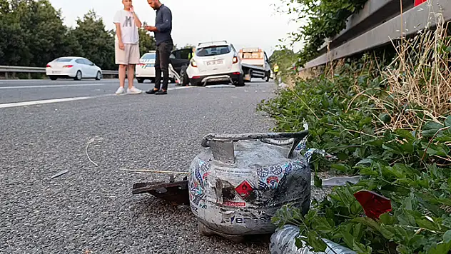 Otoyola düşen piknik tüpü kazaya neden oldu 1 ölü, 3 yaralı

