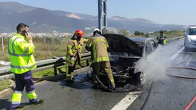 Otoyolda alev alan otomobil yandı

