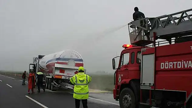 Otoyolda iki LPG tankeri çarpıştı, trafik aksadı