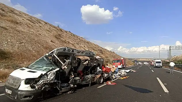 Otoyolda korkunç kaza! Minibüs kazasında 5 kişi hayatını kaybetti
