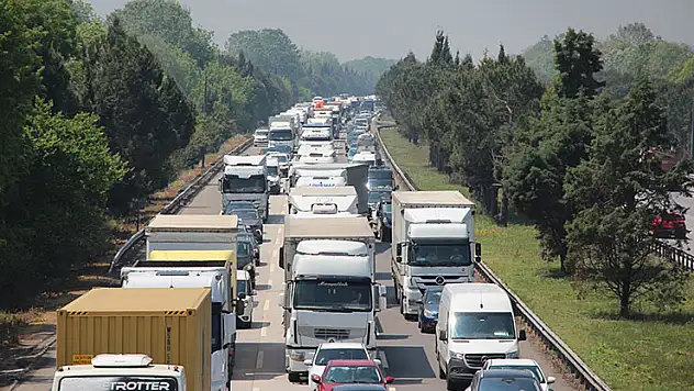 Otoyolda lastiği patlayan tır, bariyerlere çarptı: Bölgede uzun araç kuyrukları oluştu