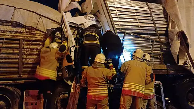 Otoyolda seyir halindeki tıra, arkasından gelen tır çarptı: 1 ölü
