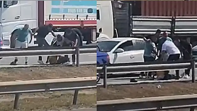 Otoyolda sürücü önce dövüldü sonra suyla ayıtılmaya çalışıldı: O anlar kamerada