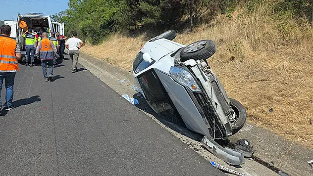 Otoyolda takla atan otomobilde 4 kişi yaralandı