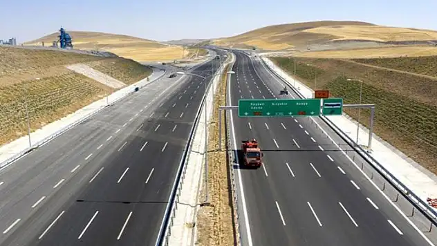 Otoyollarda otomobillerin hız sınırları yükseltildi