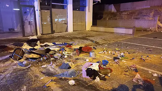 Oturduğu evi ateşe verdi eşyaları sokağa attı
