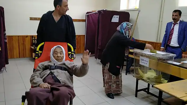 Oy kullanmaya ambulansla geldi! Konya'dan sandık manzaraları