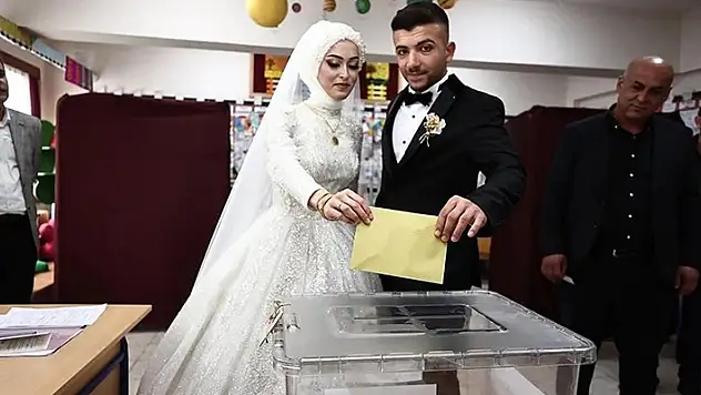 Oy kullanmaya gelinlik ve damatlıkla geldiler
