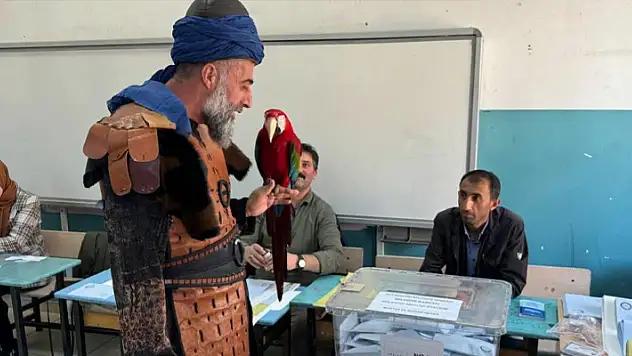 Oy vermeye papağanıyla gitti
