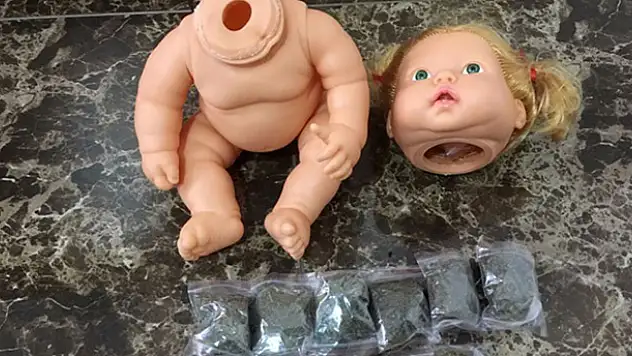 Oyuncak bebekten uyuşturucu çıktı