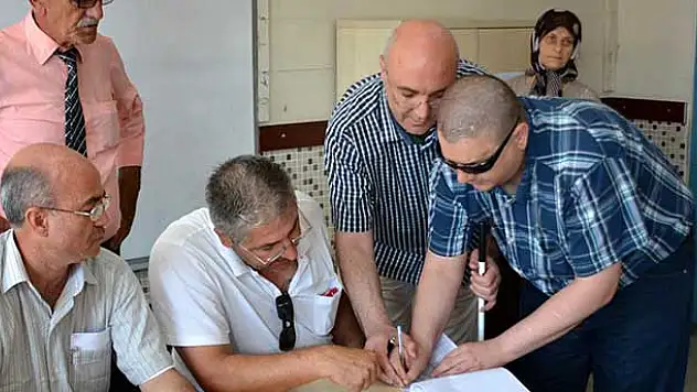 Oyunu arkadaşının yardımıyla kullandı