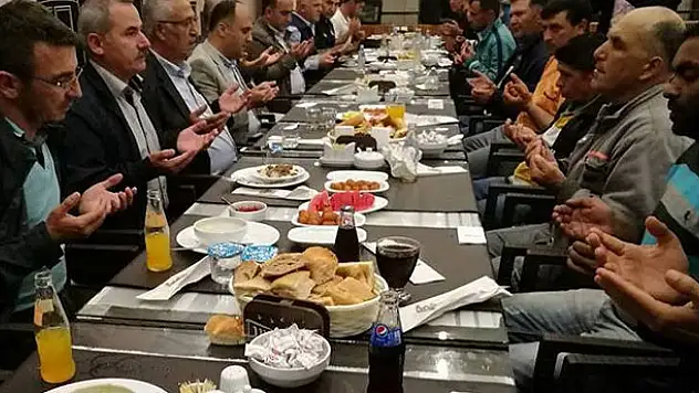 Özaltun, gece mesaisi yapan belediye personeliyle sahurda bir araya geldi
