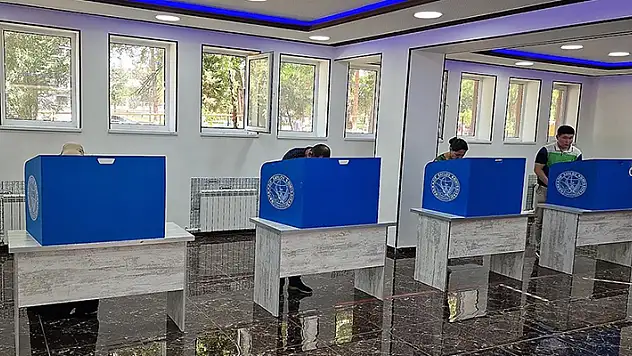 Özbekistan'da anayasa değişikliği için yapılan referandumda oy verme işlemi başladı
