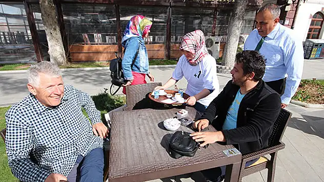 Özel çocuklardan müşterilere çay ve kahve servisi