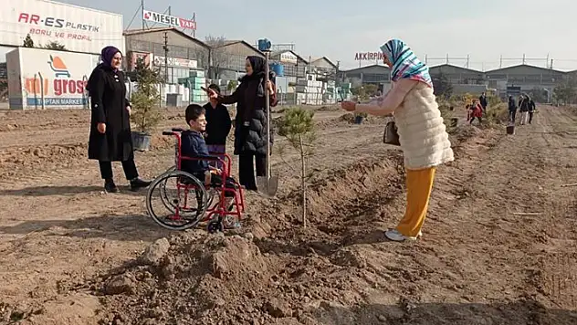 Özel öğrenciler Karatay'da fidan dikti
